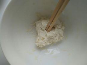 开水倒入面粉里和成烫种面团，放凉备用