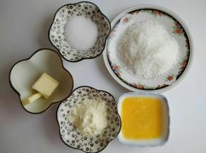 称量好椰蓉馅的材料
