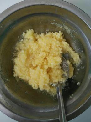 黄油隔热水融化后加入所有材料，搅拌均匀