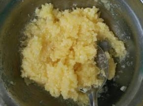 黄油隔热水融化后加入所有材料，搅拌均匀