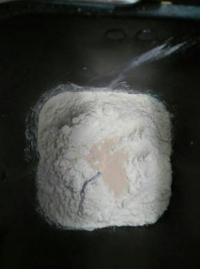 把主面团所有材料黄油除外放入面包桶内，最上面放烫种面团，启动和面程序