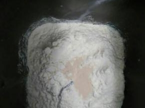 把主面团所有材料黄油除外放入面包桶内，最上面放烫种面团，启动和面程序