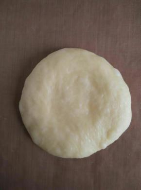 取其中一个擀成面皮