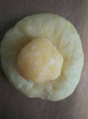 把冰箱冷藏里的椰蓉馅放在里面包好