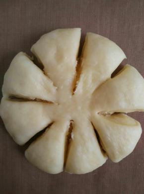 收口朝下，轻轻擀圆。用刀对角切开