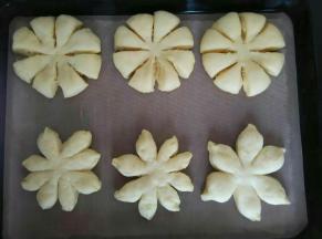 依次做好后放入烤盘里