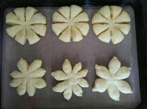 依次做好后放入烤盘里