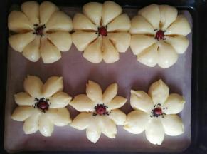 发酵至二倍大时取出，刷蛋液上面撒上黑芝麻，把大枣去核切一小点放中间