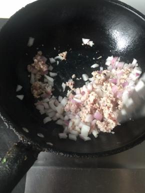 倒油加热，炒熟洋葱丁和肉糜，加盐