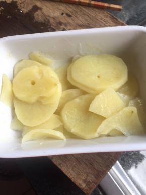 土豆去皮切片，微波炉高火加热三分钟