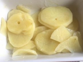 土豆去皮切片，微波炉高火加热三分钟