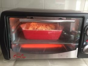 在撒上马苏里拉芝士碎，放入烤箱200度烤10分钟，这个要根据个人烤箱来看，看芝士碎状态