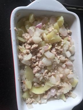 炒好的肉糜洋葱放入土豆片，戴手套和匀，应该弄成土豆泥，发现有点困难，就稍微弄碎些