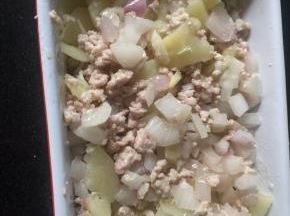 炒好的肉糜洋葱放入土豆片，戴手套和匀，应该弄成土豆泥，发现有点困难，就稍微弄碎些