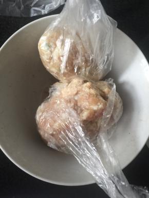 冰箱冷冻的肉糜解冻待用