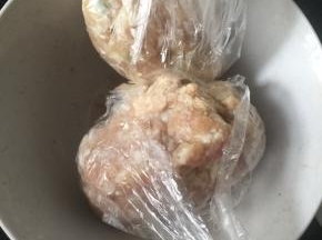 冰箱冷冻的肉糜解冻待用