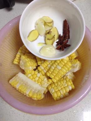 玉米砍成段，每段再剖成四半。姜、蒜略拍破。