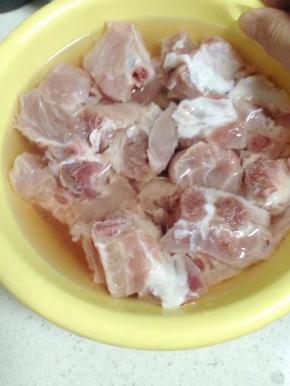 将排骨用水泡去血水，沥干待用。