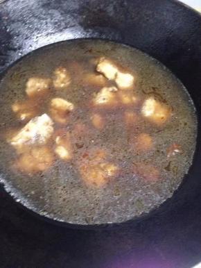 加足量的水、老抽、用大火烧沸后转小火慢烧30分钟