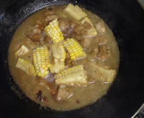 放入玉米，一同烧约10-15分钟。