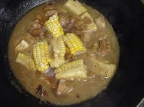 放入玉米，一同烧约10-15分钟。