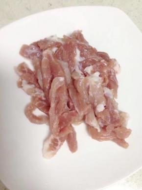 瘦肉洗净切小块备用