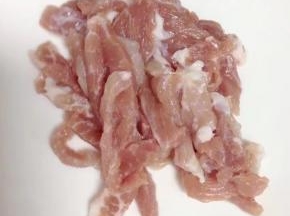 瘦肉洗净切小块备用