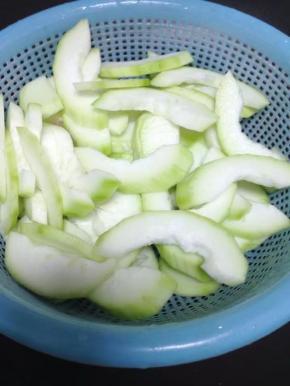 瓠瓜去皮洗净切好备用