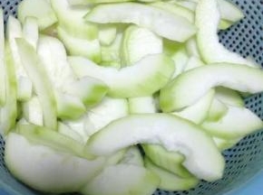 瓠瓜去皮洗净切好备用