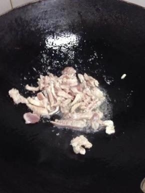 锅里倒入油，把切好的肉加入翻炒的时候加少许盐炒