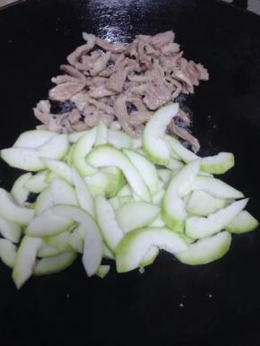 炒至变色后，加入切好的瓠瓜翻炒