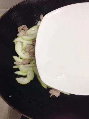 瓠瓜微软后加适量的水。盖上盖子煮至3分钟左右