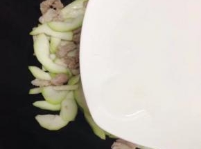 瓠瓜微软后加适量的水。盖上盖子煮至3分钟左右