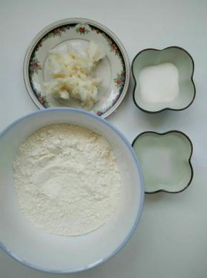 称量好油皮所有材料，豆沙馅平均分成12份滚圆备用