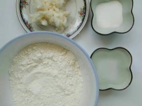 称量好油皮所有材料，豆沙馅平均分成12份滚圆备用