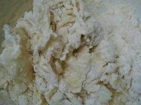 油皮所有材料放入碗里和成光滑的面团