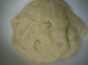 把面团放入面包桶内启动和面程序两个揉出手套膜