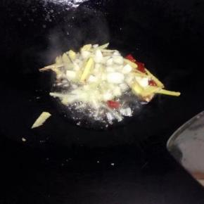 锅里倒入适量的油，把姜丝蒜，少许干辣椒爆香