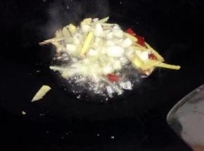 锅里倒入适量的油，把姜丝蒜，少许干辣椒爆香