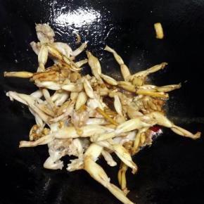 然后加入适量的生抽翻炒，再加老抽上色。