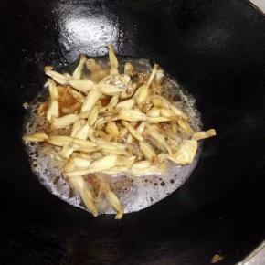 倒入适量的水烧到20分钟左右。