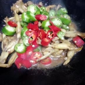 收汁时倒入切好的椒辣翻炒。