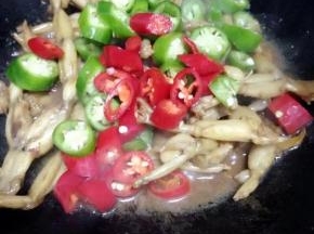 收汁时倒入切好的椒辣翻炒。