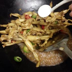 最后加入盐调味即可出锅。