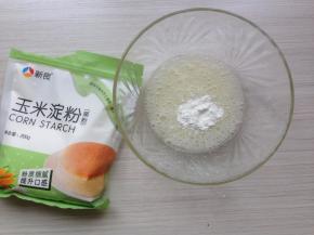 用电动打蛋器打发到粗泡，加入玉米淀粉