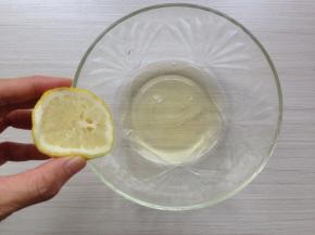 滴几滴柠檬汁入蛋清里