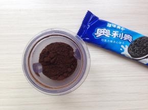 奥利奥饼干去掉夹心，用研磨杯将奥利奥磨成粉末状