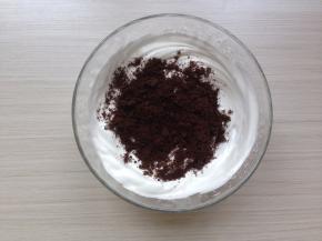 倒13克左右的饼干末到打发好的蛋白里