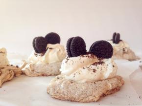 淡奶油加13克细砂糖，隔冰水打发。打发好的淡奶油勺在冷却好的奥利奥饼底上面，再撒点剩余的饼干末，放上两块奥利奥饼干即可