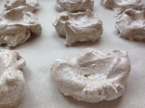 用大汤匙将拌好的奥利奥蛋白糊勺到铺了油纸的不粘烤盘上，一共8份